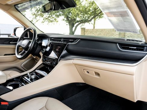 Used 2021 Jeep Grand Cherokee L Limited w/ Luxury Tech Group II image 24