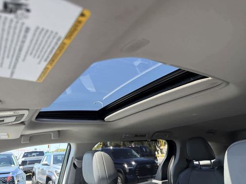 Used 2023 Toyota Sienna XLE image 11
