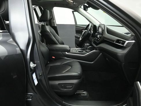 Used 2021 Toyota Highlander XLE image 31