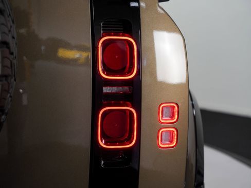 Used 2025 Land Rover Defender 110 X-Dynamic SE image 28