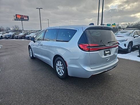 Used 2024 Chrysler Pacifica Touring-L image 3