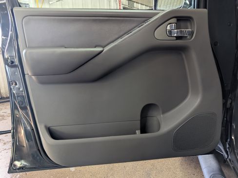 Used 2012 Nissan Frontier SL w/ Moonroof Pkg AWD/4WD image 9
