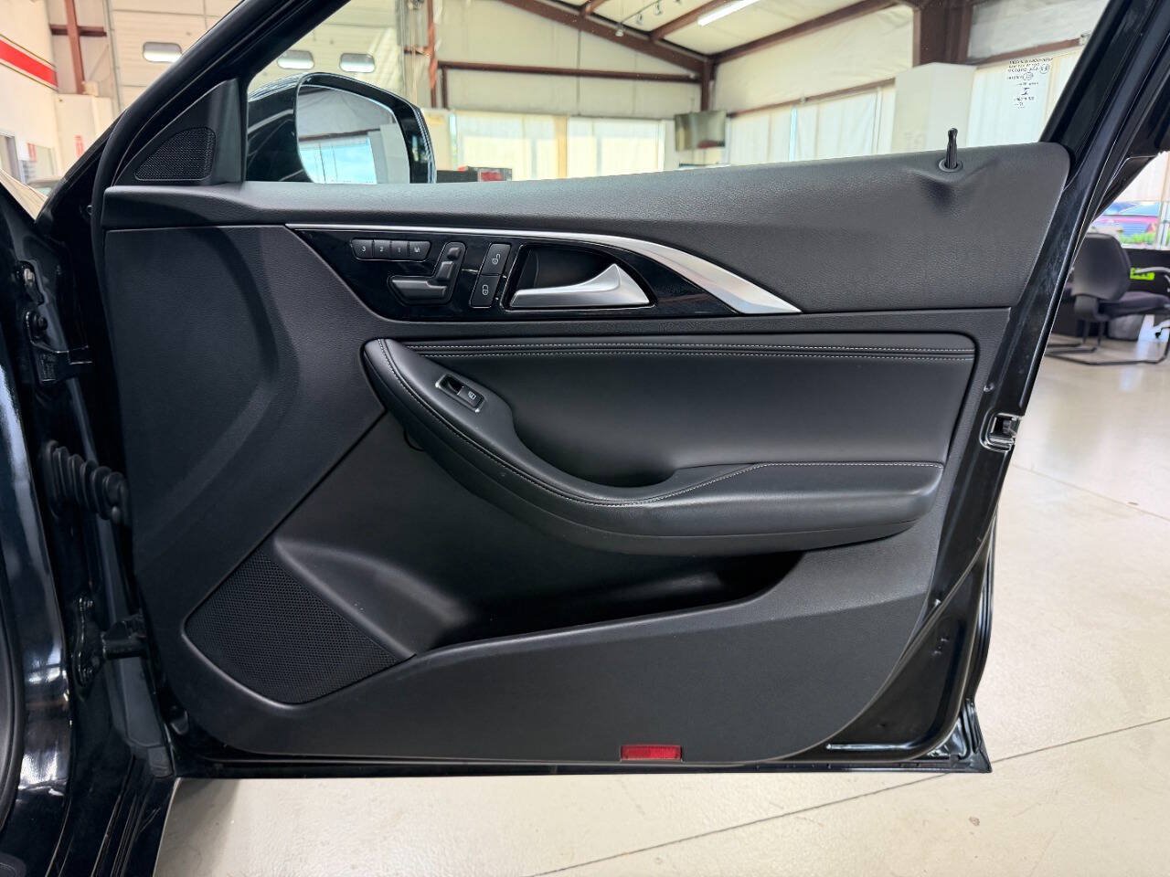 Used 2018 INFINITI QX30 FWD image 16
