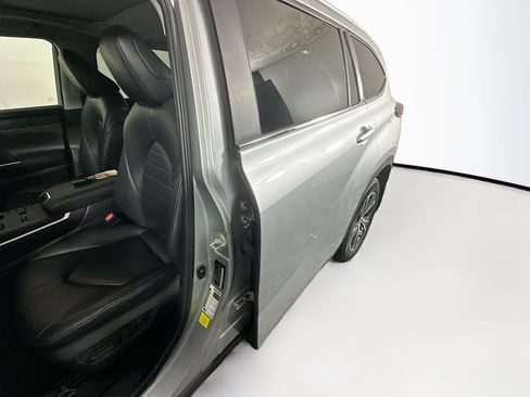 Used 2024 Toyota Highlander XLE FWD image 12