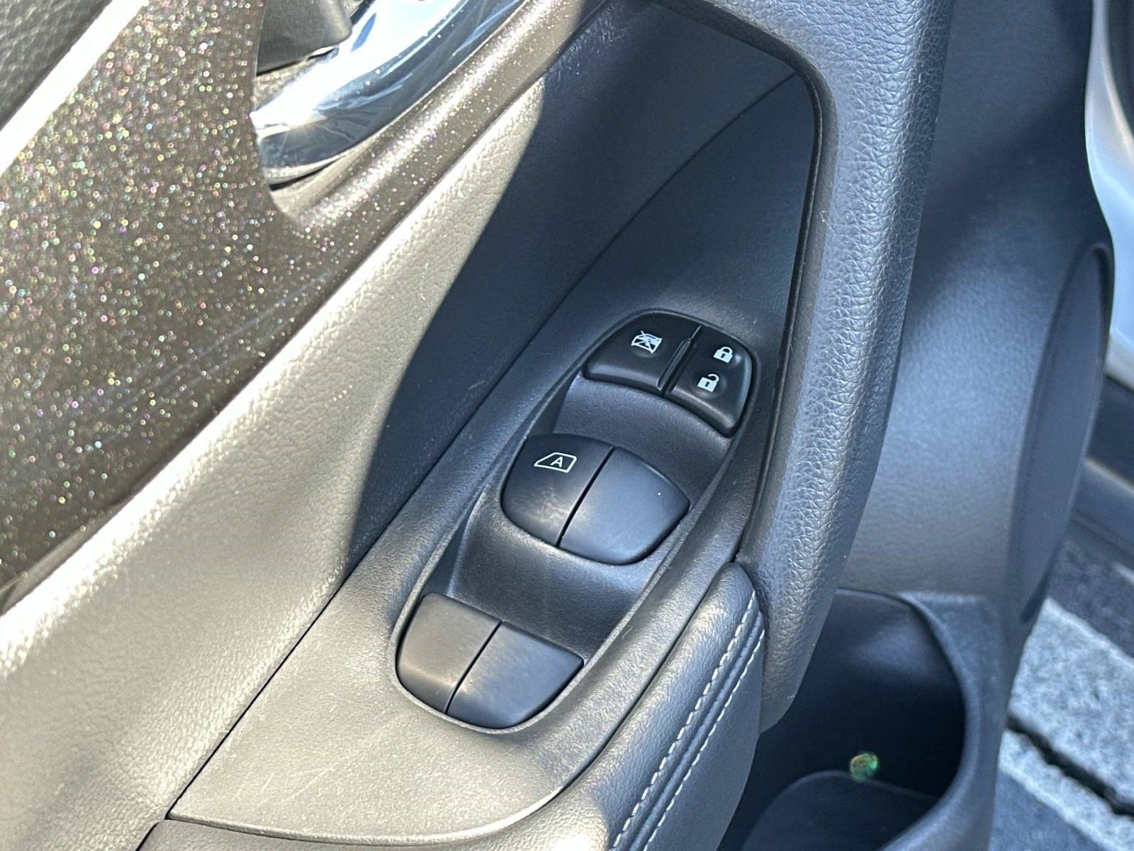 Used 2019 Nissan Rogue SV FWD image 17