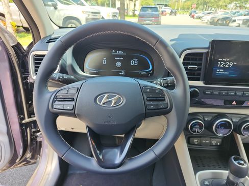 Certified 2024 Hyundai Venue Limited FWD image 10