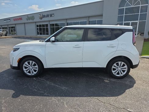 Used 2023 Kia Soul LX FWD image 9