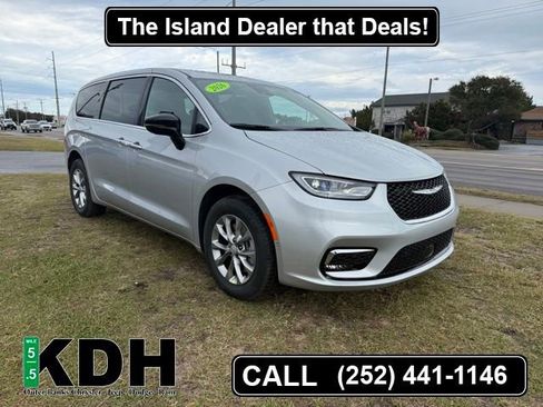 New 2026 Chrysler Pacifica Select AWD/4WD image 1