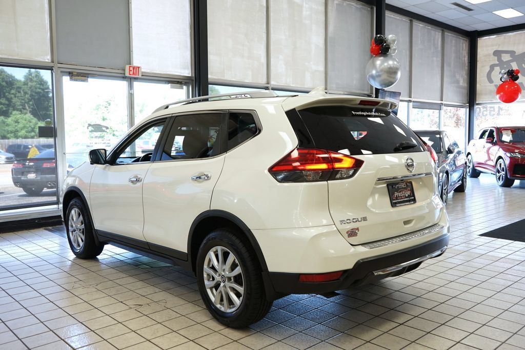 Used 2017 Nissan Rogue SV AWD/4WD image 4