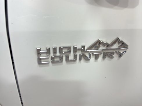 Used 2023 Chevrolet Traverse High Country image 10