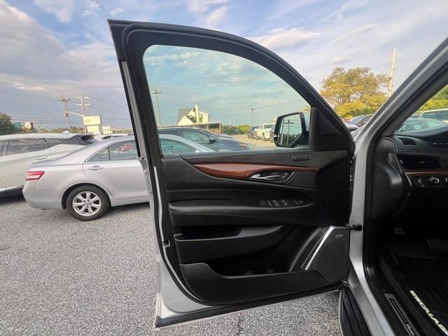 Used 2019 Cadillac Escalade Luxury AWD/4WD image 9