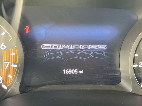 Used 2022 Jeep Compass Latitude w/ Sun and Sound Group AWD/4WD image 12