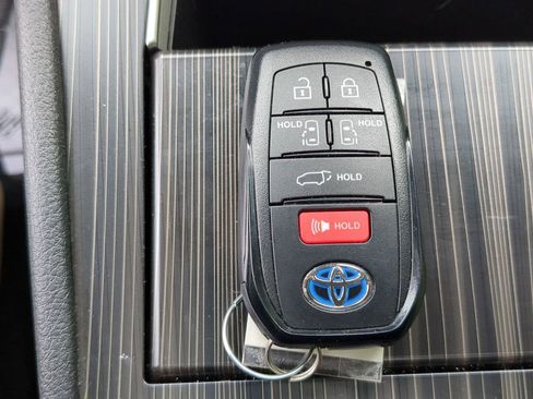 Used 2023 Toyota Sienna Limited AWD/4WD image 28