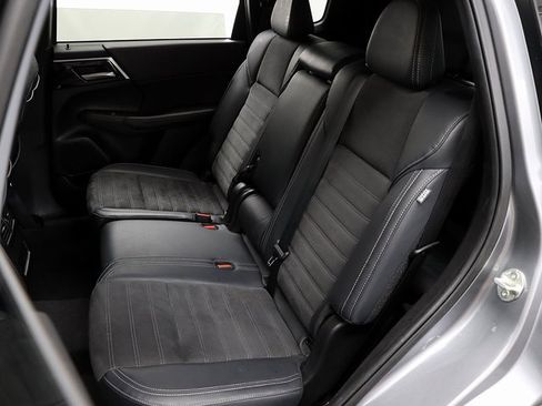 Used 2024 Mitsubishi Outlander SE image 11