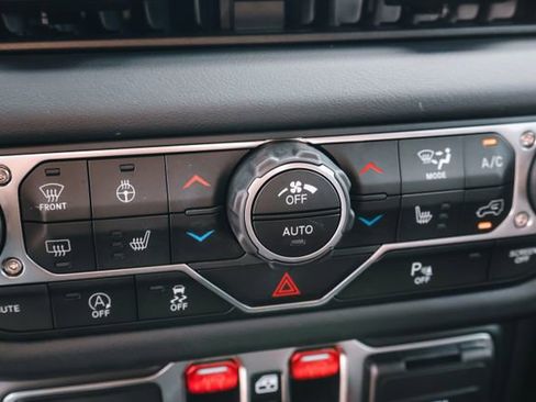 Used 2025 Jeep Wrangler Unlimited Rubicon image 17