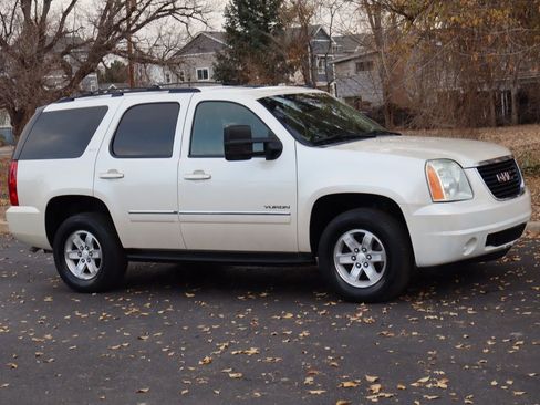 Used 2011 GMC Yukon SLT w/ SLT-2 Equipment Package image 2