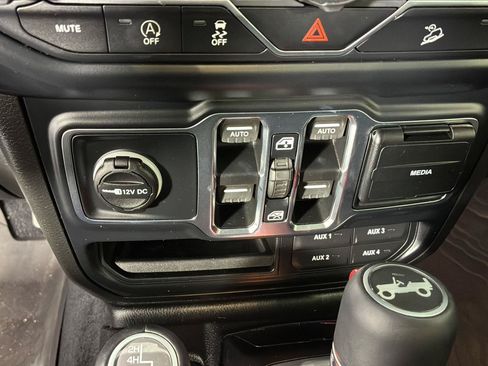 Used 2019 Jeep Wrangler Unlimited Sahara w/ Cold Weather Group AWD/4WD image 35