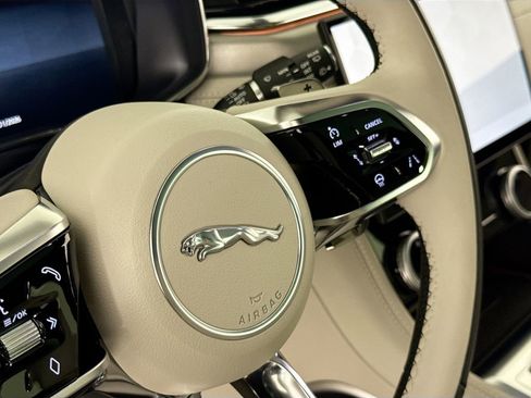 Certified 2025 Jaguar F-PACE R-Dynamic S image 19