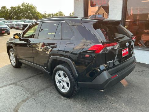 Used 2020 Toyota RAV4 LE AWD/4WD image 5