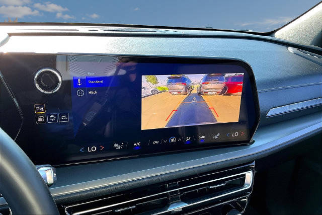 Used 2025 Chevrolet Traverse LT FWD image 14
