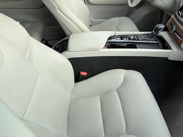 Used 2021 Volvo XC90 T5 Momentum w/ Protection Package Premier AWD/4WD image 10