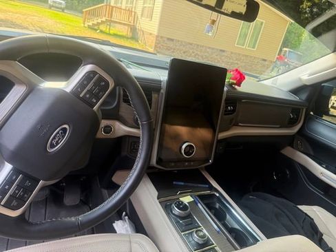 Used 2024 Ford Expedition Limited AWD/4WD image 4