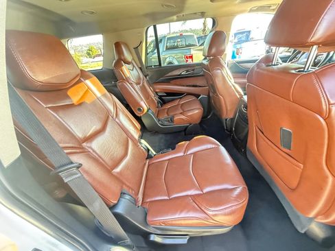 Used 2019 Cadillac Escalade Premium Luxury image 21