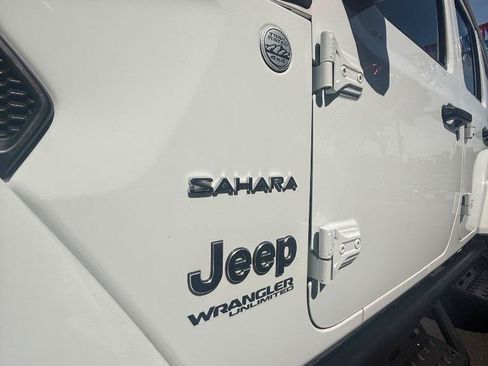 Used 2018 Jeep Wrangler Unlimited Sahara AWD/4WD image 8