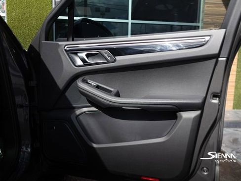 Used 2018 Porsche Macan image 19