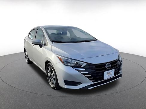 Used 2025 Nissan Versa SV image 3