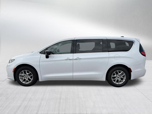 Used 2024 Chrysler Pacifica Touring-L FWD image 4