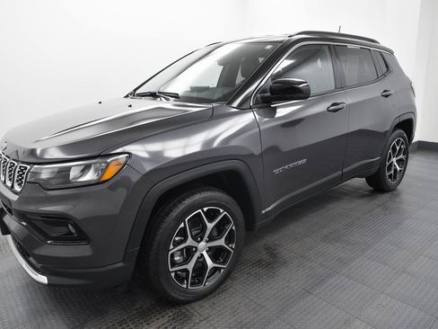 Used 2024 Jeep Compass Limited image 3
