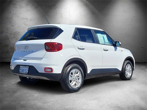 Used 2023 Hyundai Venue SE image 3