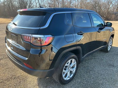 Used 2024 Jeep Compass Sport image 2