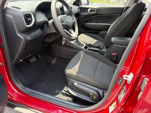 Used 2025 Hyundai Venue SE FWD image 9