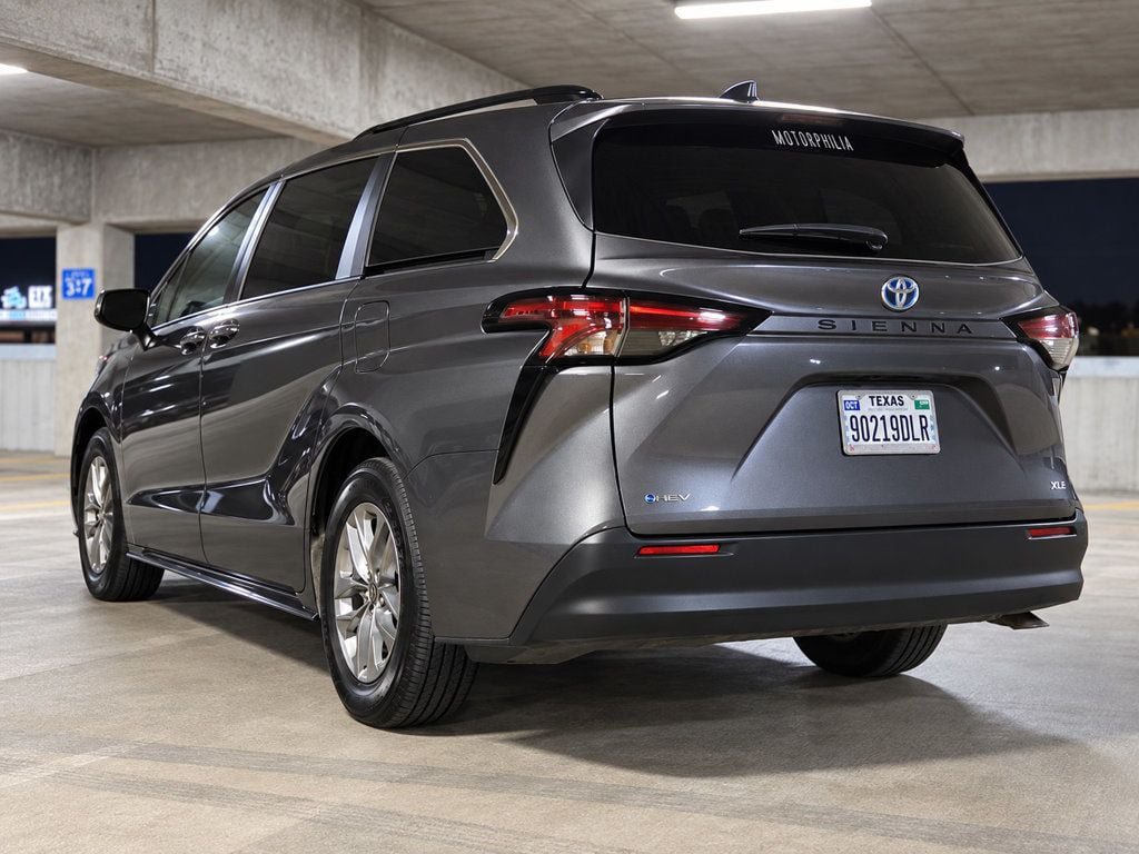 Used 2025 Toyota Sienna XLE FWD image 11