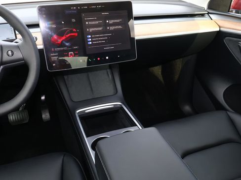 Used 2024 Tesla Model Y Long Range image 11