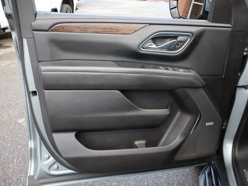 Used 2023 Chevrolet Suburban Premier image 9