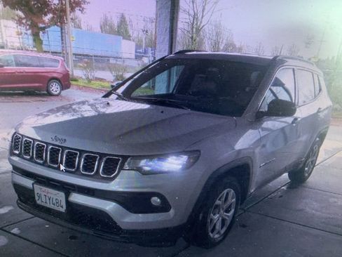 Used 2024 Jeep Compass Latitude image 2