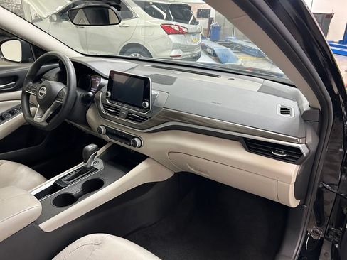 Used 2025 Nissan Altima 2.5 SV FWD image 12
