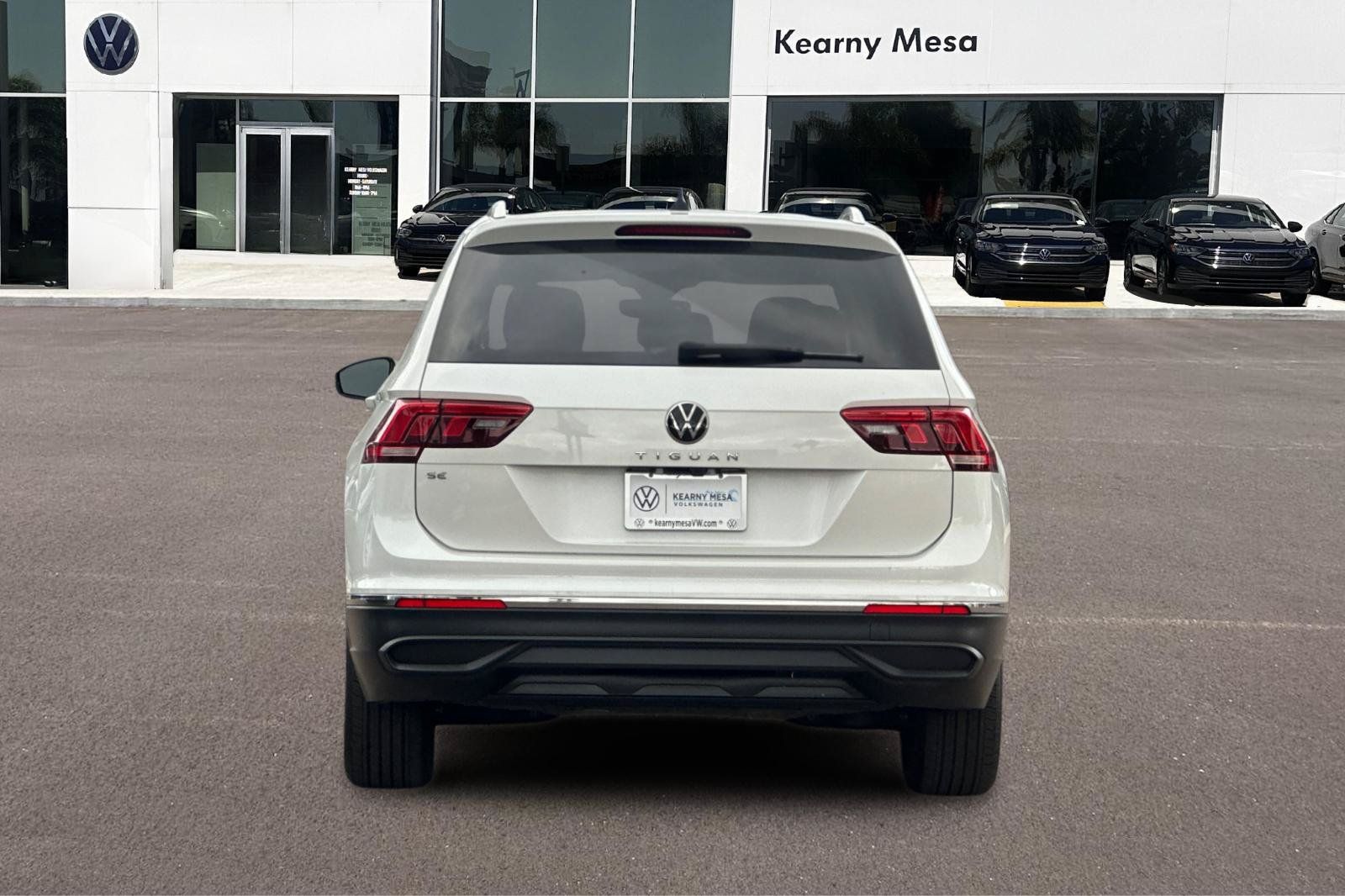 Used 2023 Volkswagen Tiguan SE w/ Panoramic Sunroof Package FWD image 5