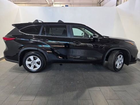 Used 2023 Toyota Highlander LE image 6