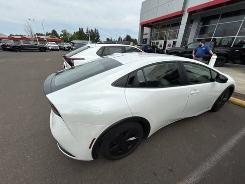 Used 2024 Toyota Prius LE AWD/4WD image 4