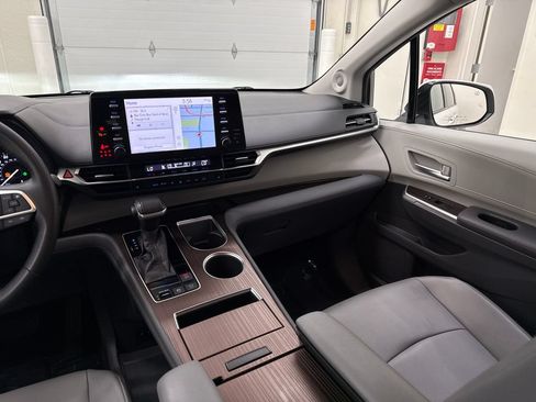 Used 2021 Toyota Sienna XLE w/ XLE Plus Package FWD image 15