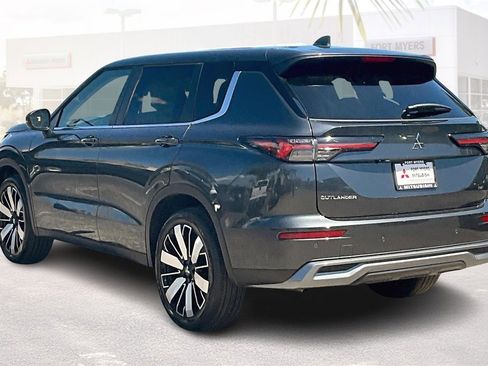 New 2025 Mitsubishi Outlander SE image 3