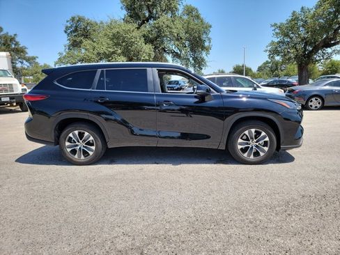 Used 2023 Toyota Highlander XLE FWD image 4