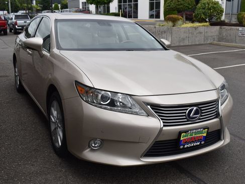 Used 2014 Lexus ES 300h w/ Luxury Package w/Bamboo Trim FWD image 3