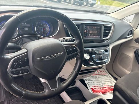 Used 2023 Chrysler Voyager LX FWD image 11