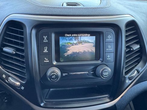 Used 2018 Jeep Cherokee Latitude w/ Altitude Package FWD image 23
