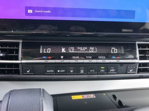 Used 2025 Toyota Sienna XLE FWD image 24
